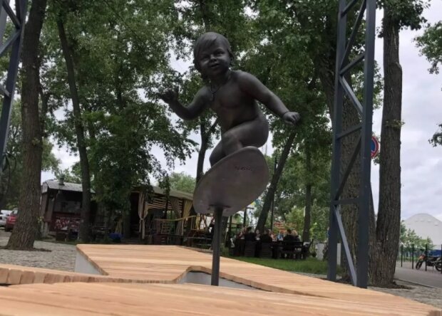 У Києві відкрилася статуя малюка-серфера