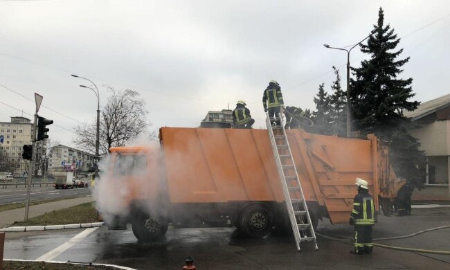 Сам приїхав до пожежників: в столиці на ходу загорівся сміттєвоз