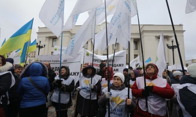 Під Верховною Радою мітингують аграрії