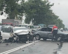 На трасі під Києвом сталася серйозна ДТП – авто відкинуло на зустрічну