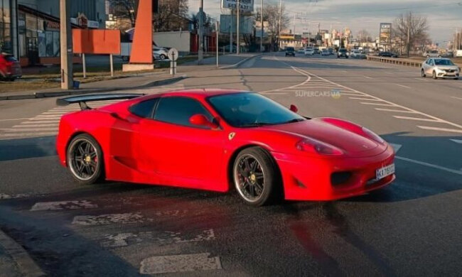 У Києві помітили рідкісний суперкар Ferrari 2000-х із особливим тюнінгуванням