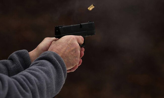 Дорожня сварка зі стріляниною: на Харківському масиві водій поранив пішохода через перехід у невстановленому місці