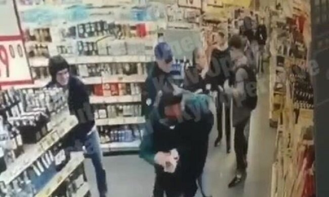 Трьох молодиків, які жорстоко побили охоронця, затримали