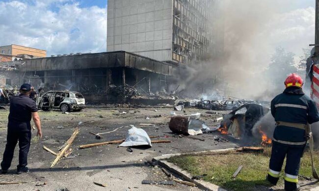 Удар по Вінниці: 12 загиблих і 25 поранених, горять 50 автомобілів