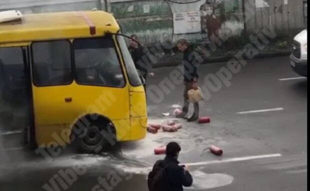 В Києві під час руху почала палати маршрутка з пасажирами (відео)