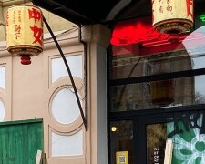Три київські ресторани огородили парканом — перформанс про незаконне знесення історичних будівель