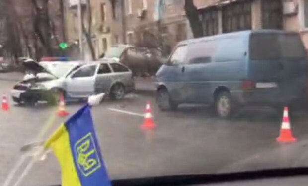У Києві легковик відкинуло на 10 метрів після зіткнення з мікроавтобусом (відео)