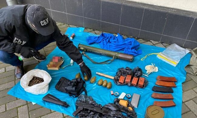 У Києві виявлений схрон зі зброєю