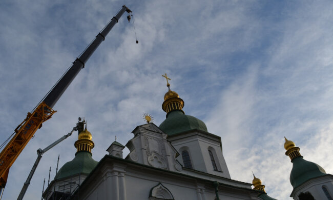 Вчора розпочали встановлювати відреставровані хрести на куполи Софіївського собору