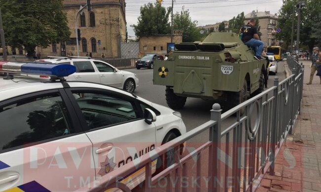 В центрі Києва заблокували бронемашину, яка їхала на акцію протесту