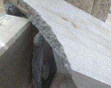На Київщині вандали пошкодили меморіальну табличку пам’ятника “Жертвам Голокосту”