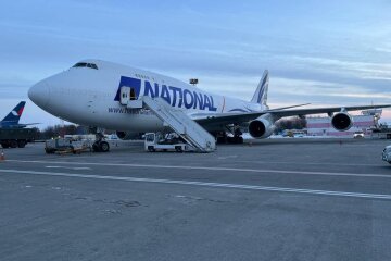 У «Борисполі» приземлився літак з третьою партією американської зброї