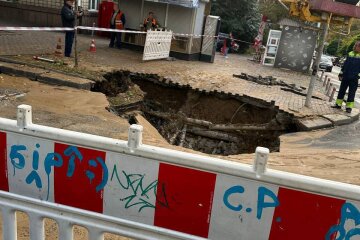 В Голосіївському районі Києва прорвало водопровід - кілька будинків без води, перекрито рух