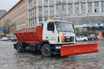 КМДА звітує, що техніка посилено розчищає вулиці столиці