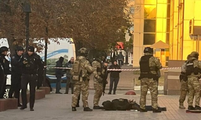 90-ті повертаються — у Києві чоловік зі зброєю увійшов до бізнес-центру і влаштував стрілянину