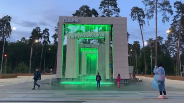 Красень з арками: в київському парку тестувати світловий пішохідний фонтан (відео)