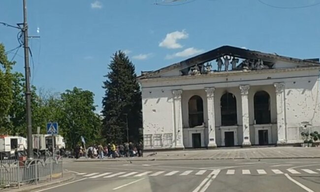 В Маріуполі окупанти влаштували екскурсію всередині Драмтеатру після розбору завалів