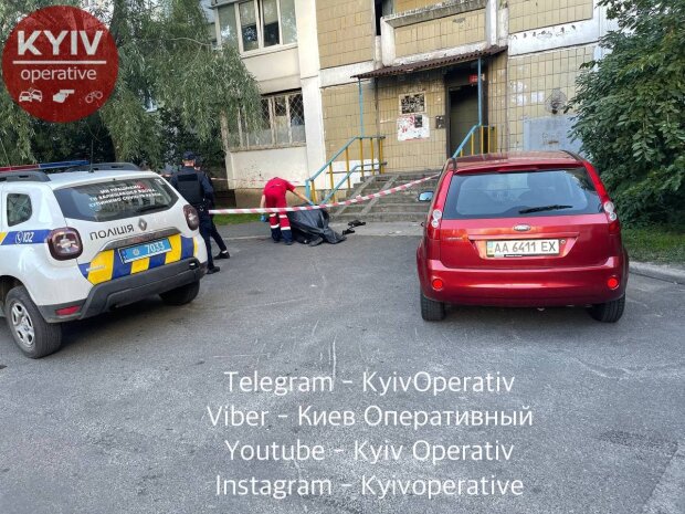 Медики були безсилі: в Києві чоловік викинувся з балкона