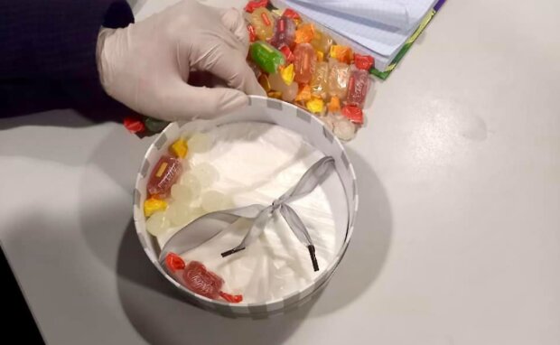 У Борисполі затримали іноземця, який перевозив кокаїн у коробці з цукерками