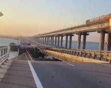 Потужний вибух і обвал прольотів: подробиці “бавовни” на Кримському мосту (відео)