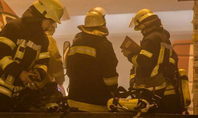 У паркінгу багатоповерхівки в Києві сталася пожежа