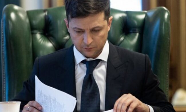 Зеленський підписав перший закон у своєму житті