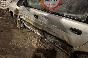 Нічний таран у Києві: п’яний пом’яв кілька авто і звалив усе на дівчину