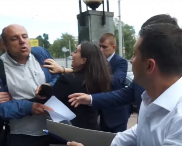 Прес-секретар Зеленського: Журналіст сам кидався