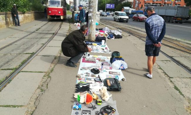 Оновлену Петропавлівську площу знов атакував блошиний ринок