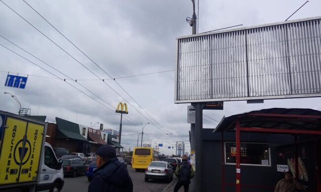 Київська влада знов демонтує рекламні борди