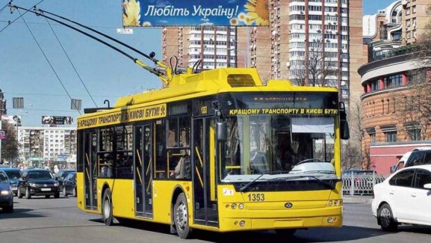 Застряг у тролейбусі: у Києві “безмасочник” намагався втекти від контролерів, але потрапив у халепу