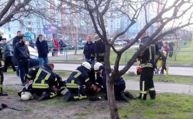 У Києві пожежники врятували двох дітей без ознак життя
