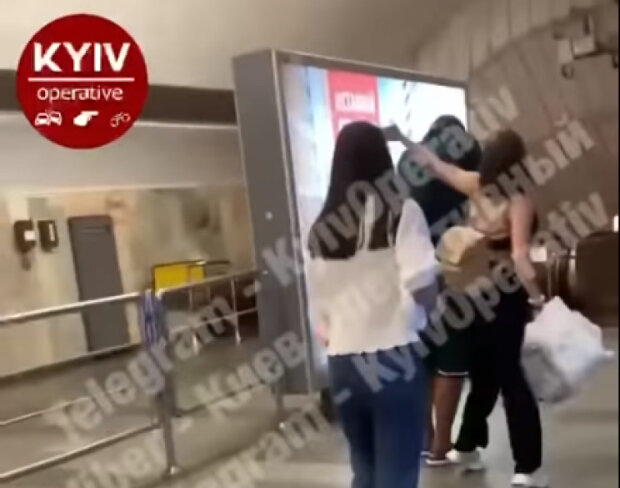 У Києві в метро дівчина побила чоловіка, який схопив її за сідниці (відео)