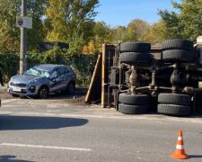 У Києві вантажівка без гальм знесла легковик і перекинулась