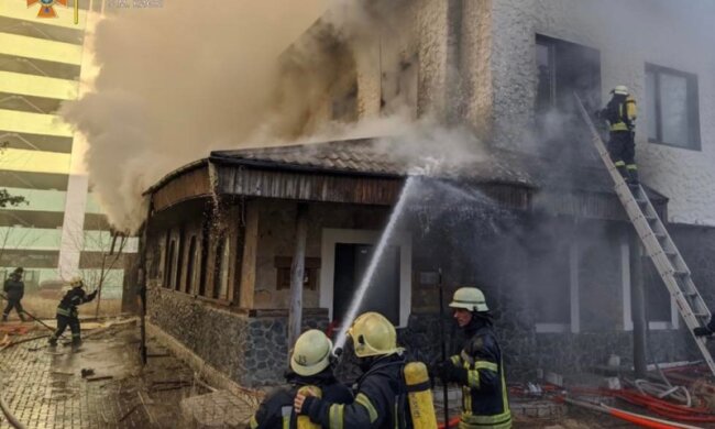 На Воскресенці спалахнув 3-поверховий ресторан
