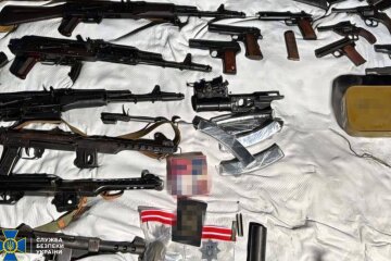 Тіньовий ринок зброї: затримано ділків, що намагалися збути гігантську партію трофеїв
