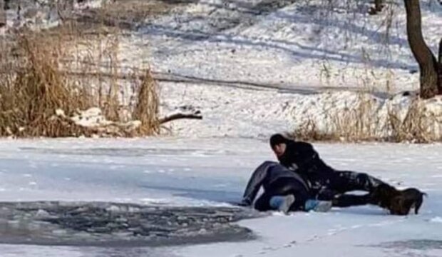 Молода пара з собакою провалилася під лід