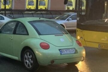 Жінка залишила авто і перекрила рух на Львівській площі