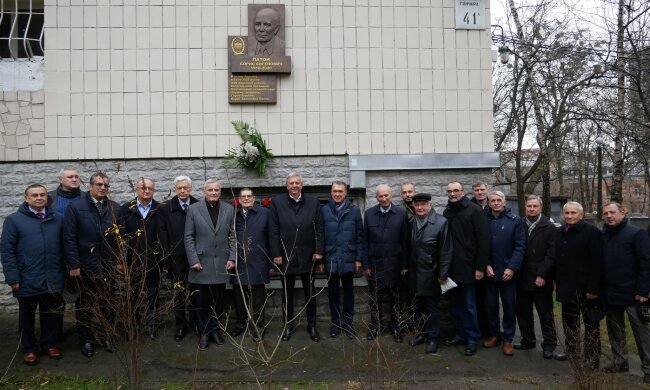 У столиці відкрили меморіальну дошку в будинку, де жив видатний вчений та президент НАНУ, Борис Патон
