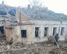 Миколаїв обстріляли російськими ракетами С-300: загибла жінка, зруйновані будівлі