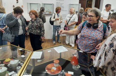 У Києві відкрили виставку «Розмови на кухні»: історії української порцеляни, що об’єднують покоління