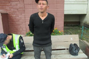 Напав з викруткою на жінку — у Києві небайдужі скрутили злочинця