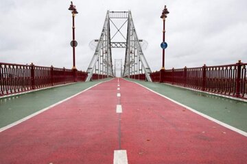 Людина кинулася з пішохідного моста в Києві (відео)