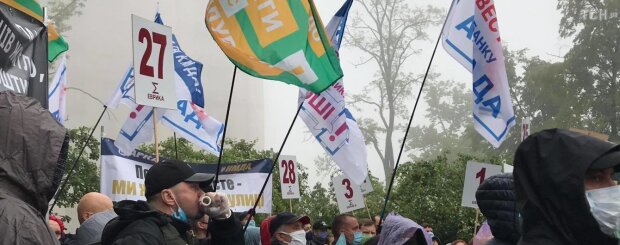Вкладники «Аркади» влаштували акцію протесту біля резиденції Зеленського