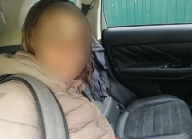 Спочатку заснула, а потім кинула дитину: патрульним у Києві довелося ловити п’яну матір