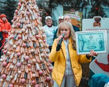 В Києві встановили найбільшу солодку новорічну ялинку (відео)