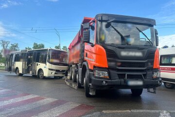 У столиці відбулась аварія за участі маршрутного таксі та вантажівки — є постраждалі серед пасажирів