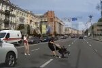 Пощастило: двоє дорослих із дитиною на руках у потоці автівок перебігли 8 смуг дороги на Хрещатику