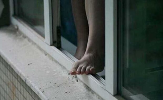 У Києі на Райдужному масиві дівчина посварилася з хлопцем і вистрибнула з вікна