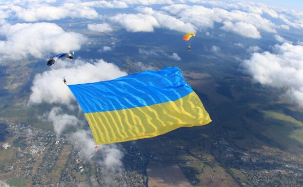 В небі під Києвом розгорнули найбільший прапор України